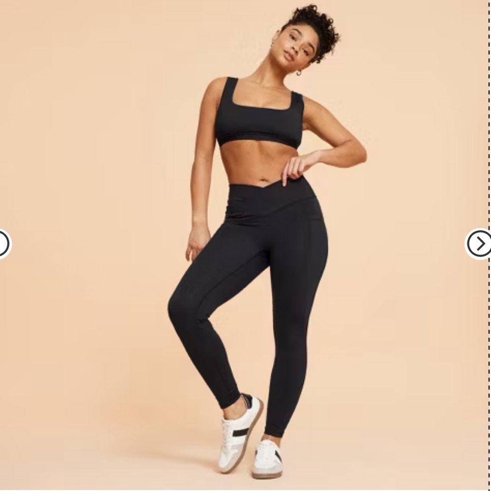 Black High-Waist V-Cut Leggings - Picture 3 of 10